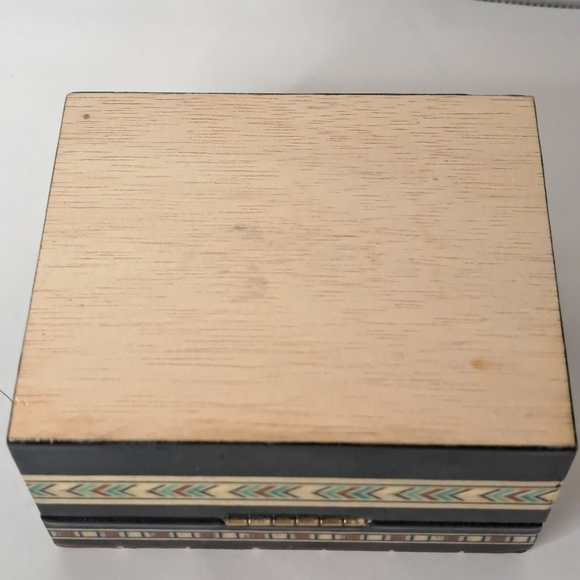 Vintage Wooden Lidded Trinket Box with Inlaid Marquetry in Geometric Design - Picture 7 of 7